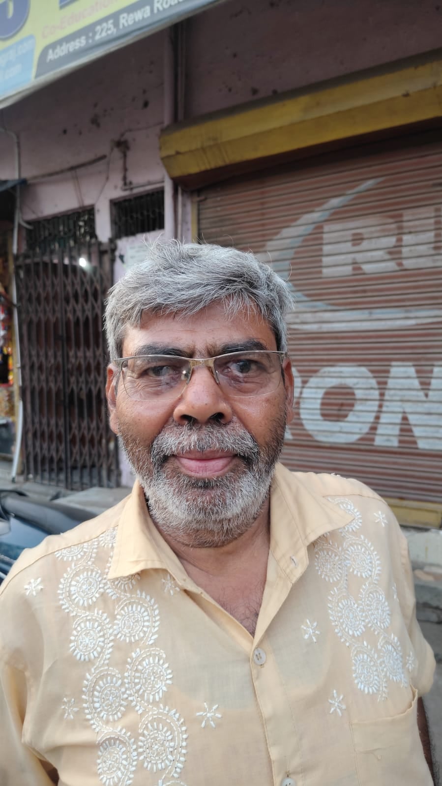 चौखंडी मार्ग पर सड़क किनारे फैला कूड़ा और खड़े वाहन, राहगीरों को हो रही परेशानी।