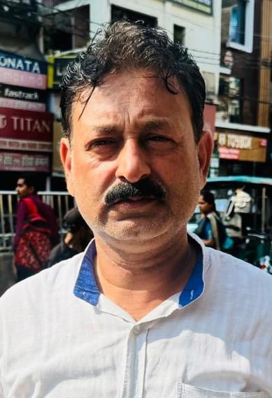 चौखंडी मार्ग पर सड़क किनारे फैला कूड़ा और खड़े वाहन, राहगीरों को हो रही परेशानी।