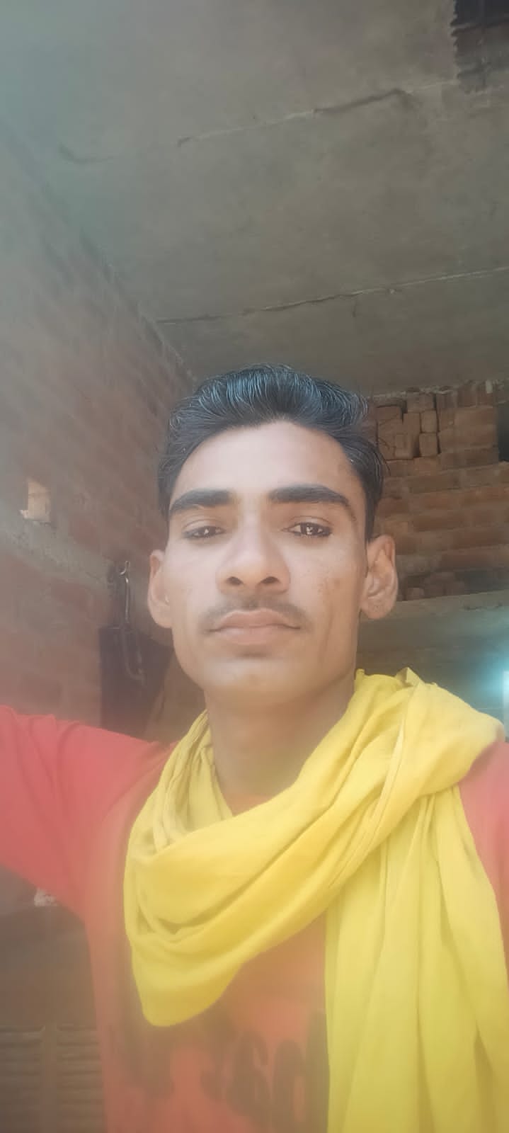 फोटो - 04 बालक को पकड़े परिजन। संवाद