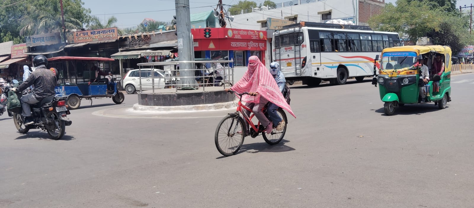 फोटो - 04 बालक को पकड़े परिजन। संवाद