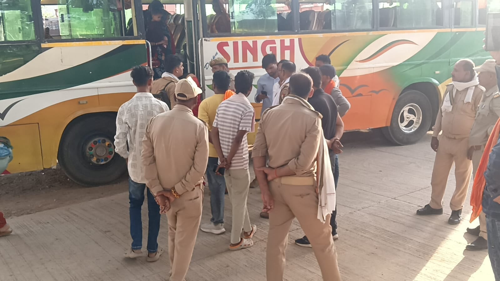 फोटो - 04 थाने में मौजूद महिलाएं। संवाद फोटो - 04 थाने में मौजूद महिलाएं। संवाद