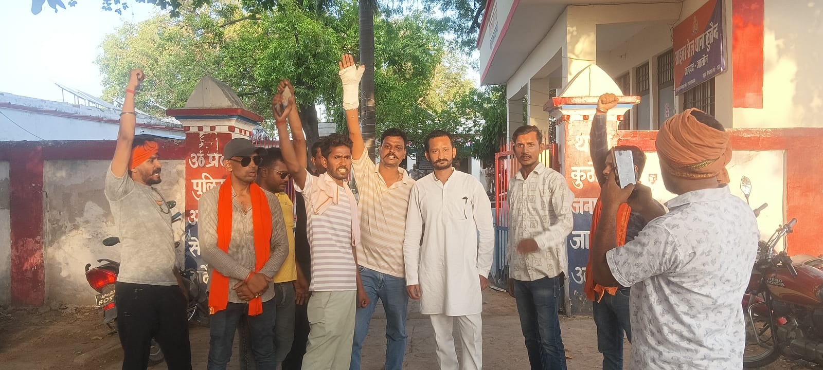 फोटो - 04 थाने में मौजूद महिलाएं। संवाद फोटो - 04 थाने में मौजूद महिलाएं। संवाद
