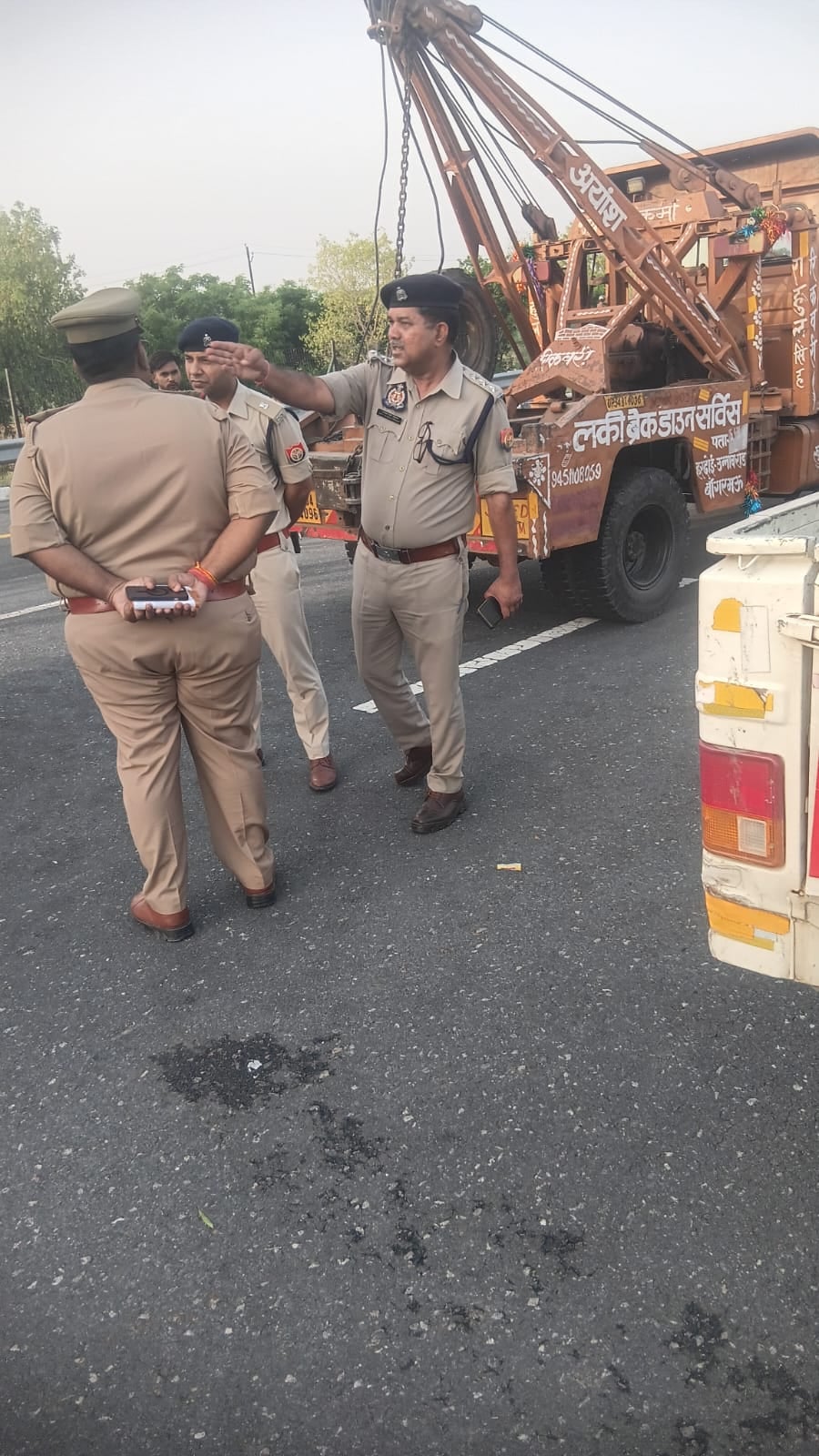 फोटो 2 घटनास्थल पर दुर्घटनाग्रस्त बस और ट्रक। संवाद फोटो 2 घटनास्थल पर दुर्घटनाग्रस्त बस और ट्रक। संवाद