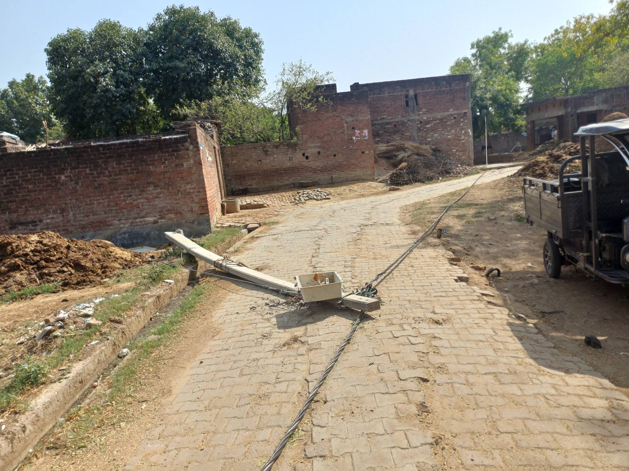 फोटो 20 करहल रोड उपकेंद्र का निरीक्षण करते अधीक्षण अभियंता। स्रोत विभाग फोटो 20 करहल रोड उपकेंद्र का निरीक्षण करते अधीक्षण अभियंता। स्रोत विभाग