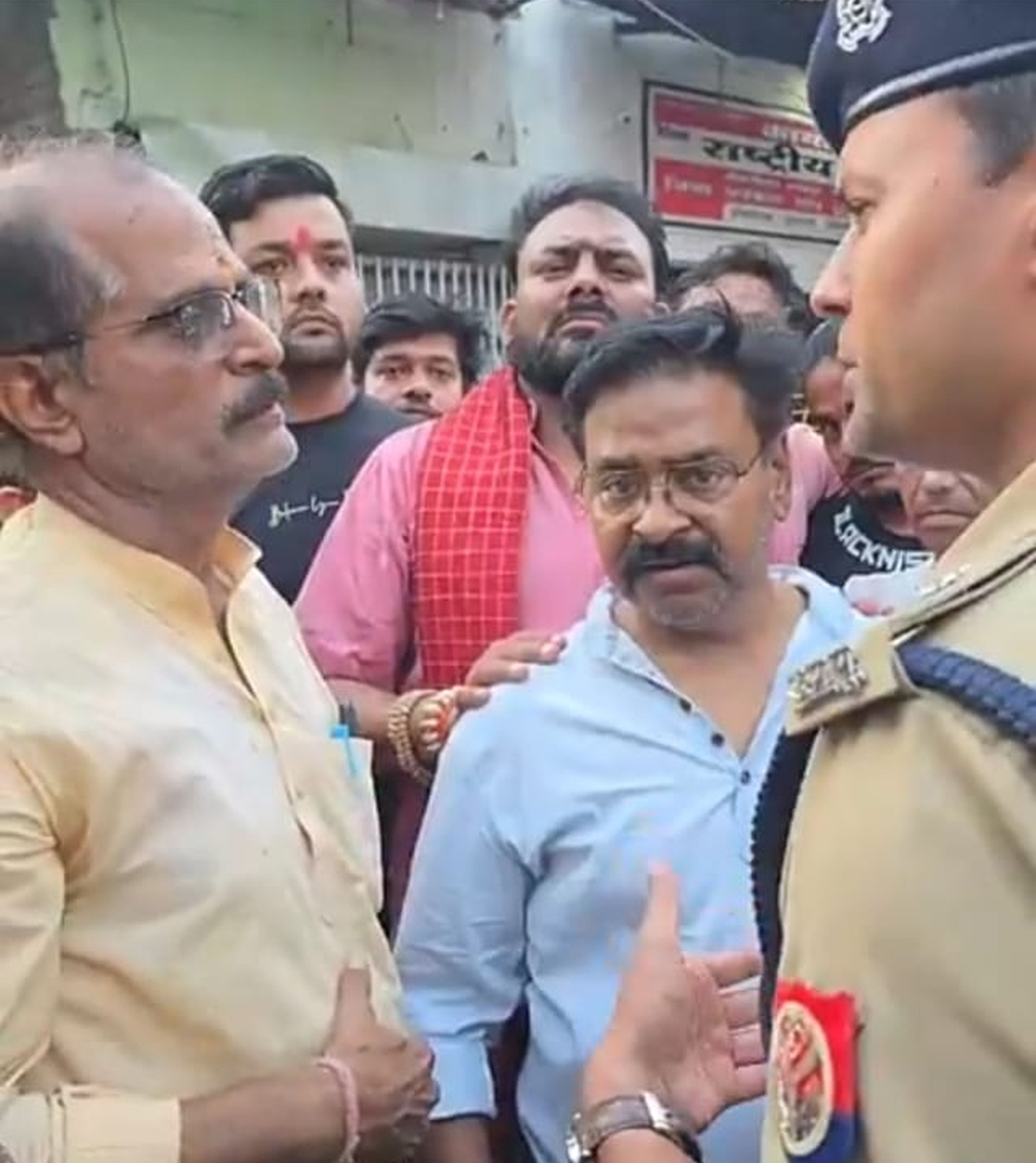 फोटो 34-एएसपी से बातचीत करते विहिप नेता वीरेंद्र पांडेय। स्रोत: वीडियोग्रैब फोटो 34-एएसपी से बातचीत करते विहिप नेता वीरेंद्र पांडेय। स्रोत: वीडियोग्रैब