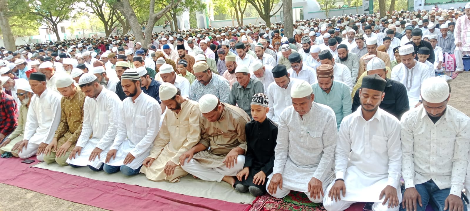 फोटो 36 बेवर स्थित ईदगाह पर गले मिलकर ईद की मुबारकबाद देते बच्चे। संवाद