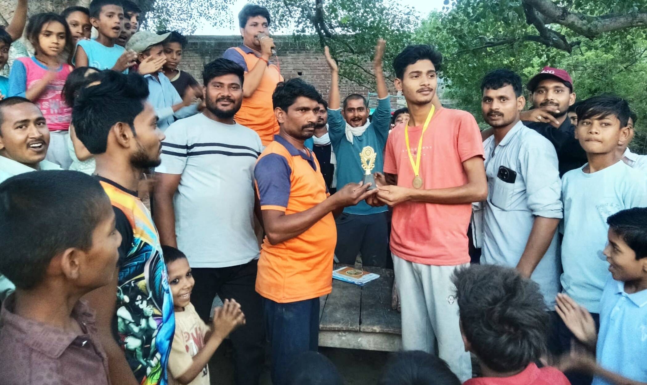 फोटो-37-अमन को मैन ऑफ द मैच से सम्मानित करते पदाधिकारी। संवाद फोटो-37-अमन को मैन ऑफ द मैच से सम्मानित करते पदाधिकारी। संवाद