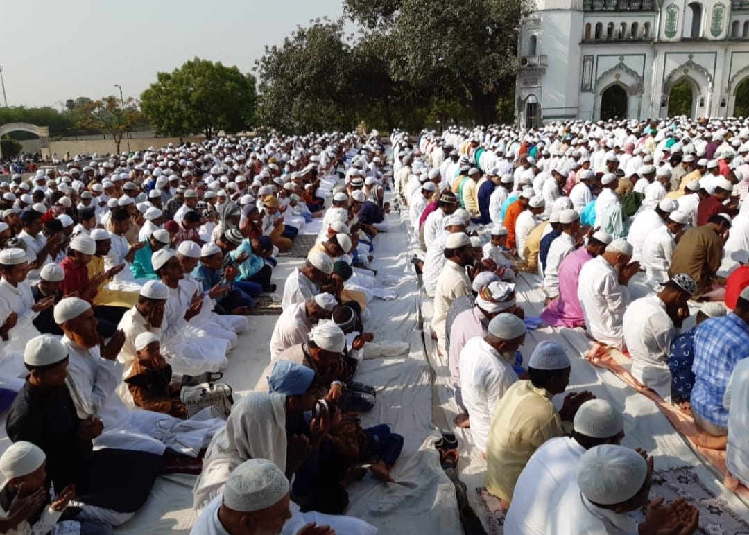 फोटो परिचय। ईदगाह हंडिया में नमाज अता करते अकीदतमंद फोटो परिचय। ईदगाह हंडिया में नमाज अता करते अकीदतमंद
