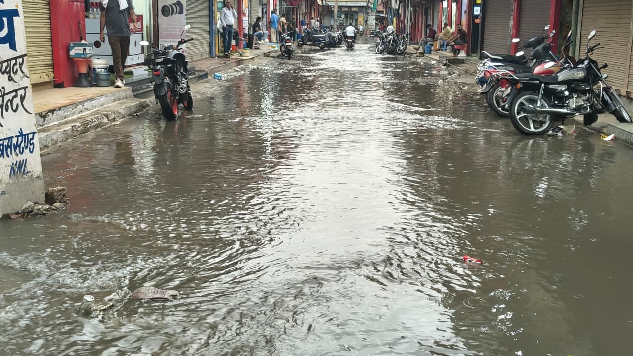 फोटो संख्या:61- सतनाली क्षेत्र में टूटा पड़ा पोल--संवाद