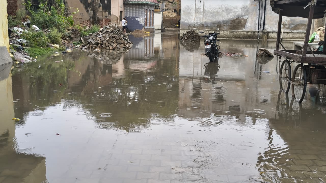 फोटो संख्या:61- सतनाली क्षेत्र में टूटा पड़ा पोल--संवाद