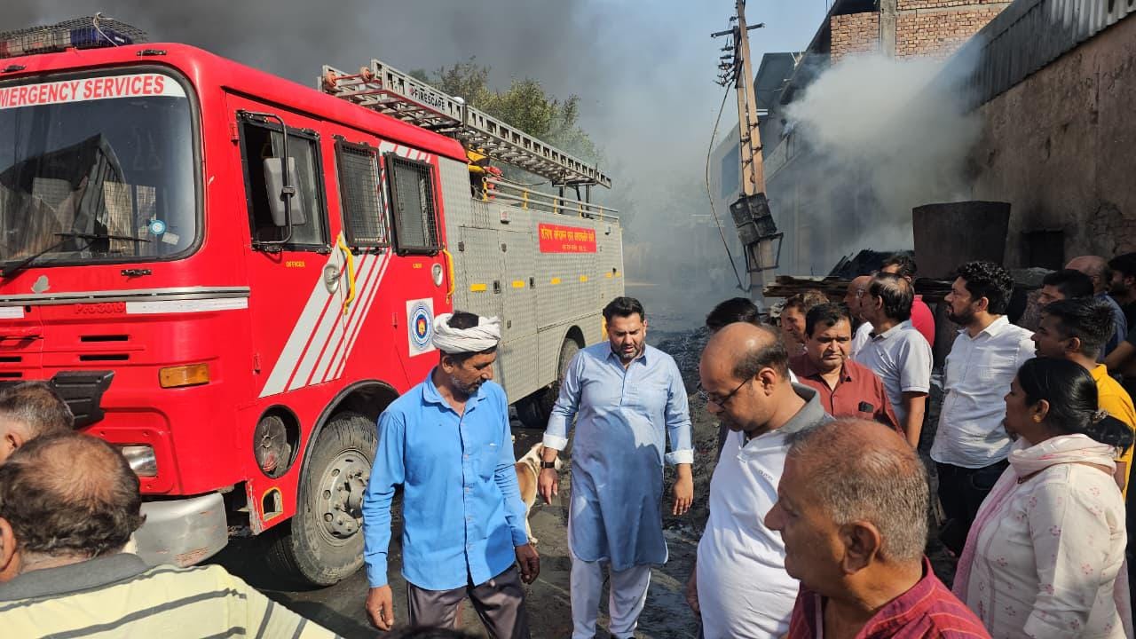 फोटो : सोनीपत के पुराने औद्योगिक क्षेत्र स्थित फैक्टरी में लगी आग के दौरान क्षतिग्रस्त हुई टीन फोटो : सोनीपत के पुराने औद्योगिक क्षेत्र स्थित फैक्टरी में लगी आग के दौरान क्षतिग्रस्त हुई टीन