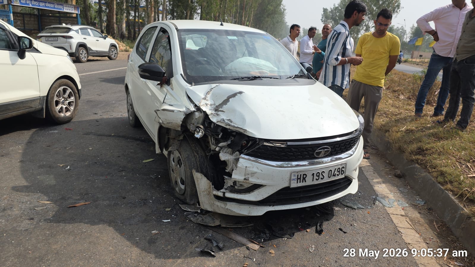 गोहाना पानीपत रोड पर हादसे के बाद सड़क पर दुर्घटनाग्रस्त दूध सप्लाई वैन। संवाद गोहाना पानीपत रोड पर हादसे के बाद सड़क पर दुर्घटनाग्रस्त दूध सप्लाई वैन। संवाद