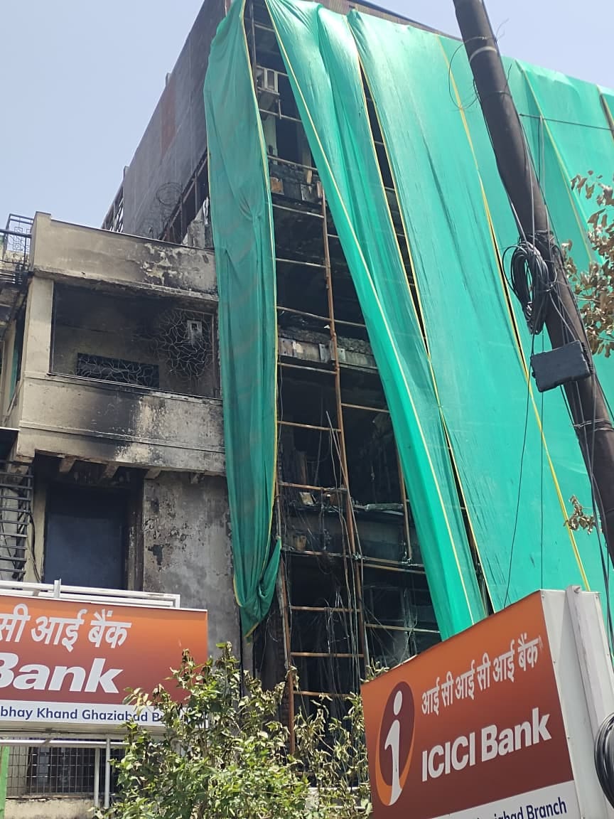गौर बिज पार्क बिल्डिंग में आग से जला गौर ग्रुप कार्यालय का सर्वर रूम। अमर उजाला गौर बिज पार्क बिल्डिंग में आग से जला गौर ग्रुप कार्यालय का सर्वर रूम। अमर उजाला