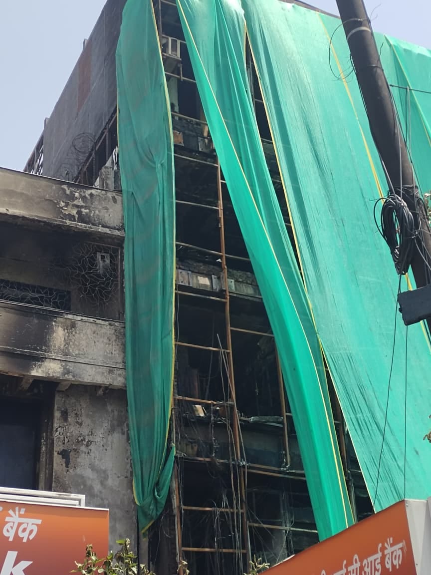 गौर बिज पार्क बिल्डिंग में आग से जला गौर ग्रुप कार्यालय का सर्वर रूम। अमर उजाला गौर बिज पार्क बिल्डिंग में आग से जला गौर ग्रुप कार्यालय का सर्वर रूम। अमर उजाला