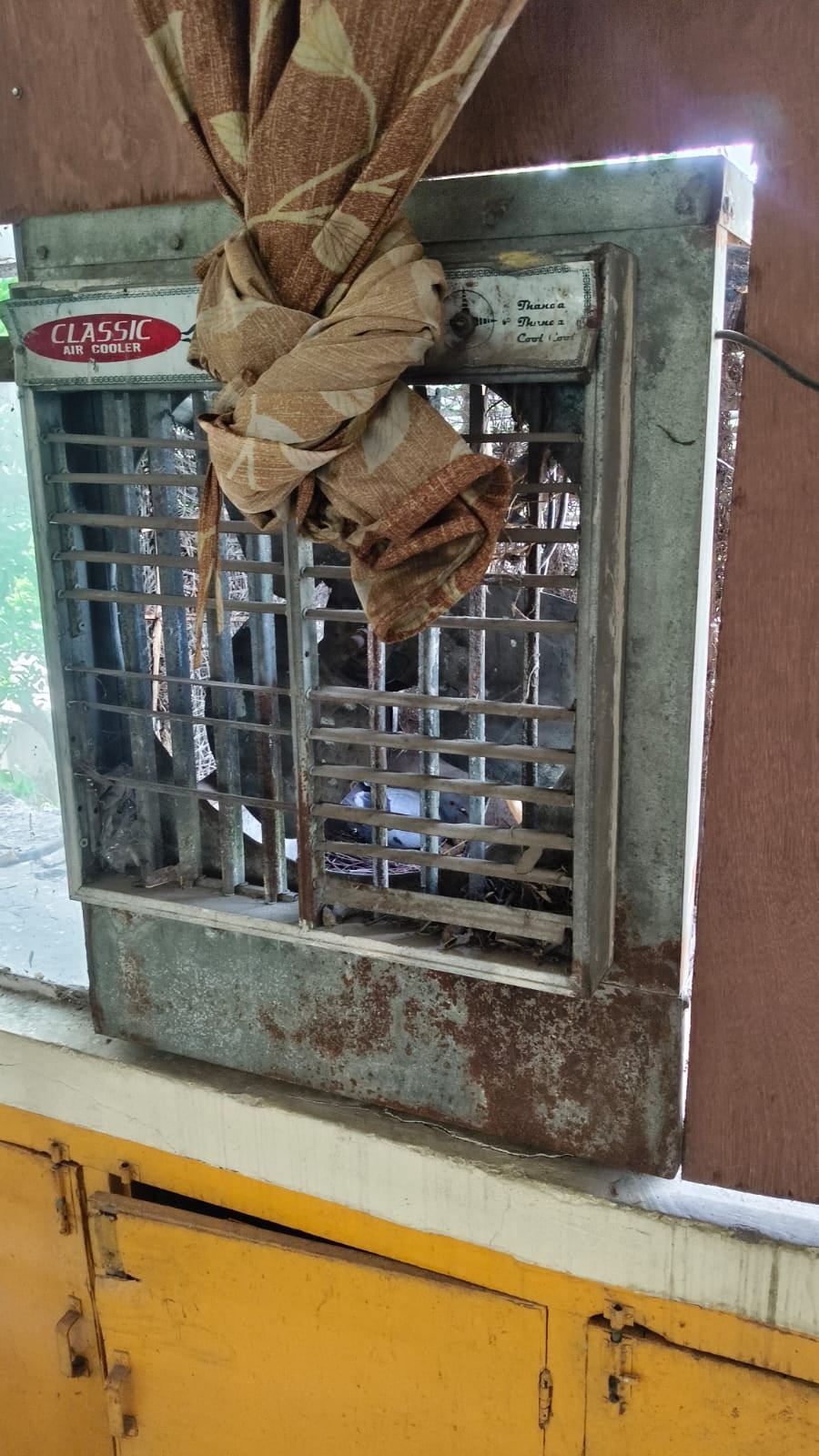 ईएसआई अस्पताल में मरीज के बेड पर लगा खराब कूलर। संवाद ईएसआई अस्पताल में मरीज के बेड पर लगा खराब कूलर। संवाद