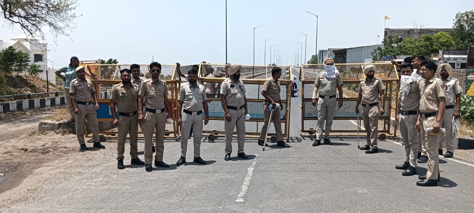 जाखल। सीमेंट के बैरिकेट लगाकर बंद किया गया रास्ता। संवाद जाखल। सीमेंट के बैरिकेट लगाकर बंद किया गया रास्ता। संवाद