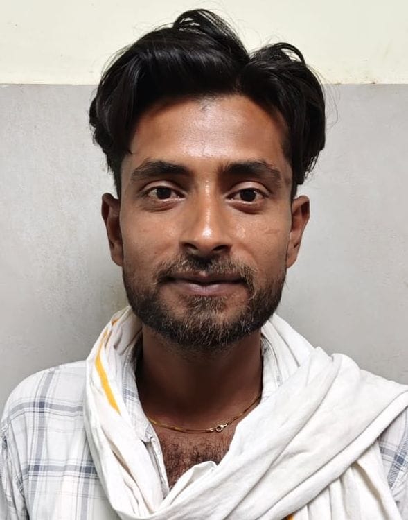 जिला अस्पताल में पैथोलॉजी के सामने लगी लाइन। संवाद