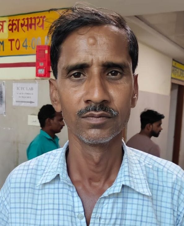 जिला अस्पताल में पैथोलॉजी के सामने लगी लाइन। संवाद