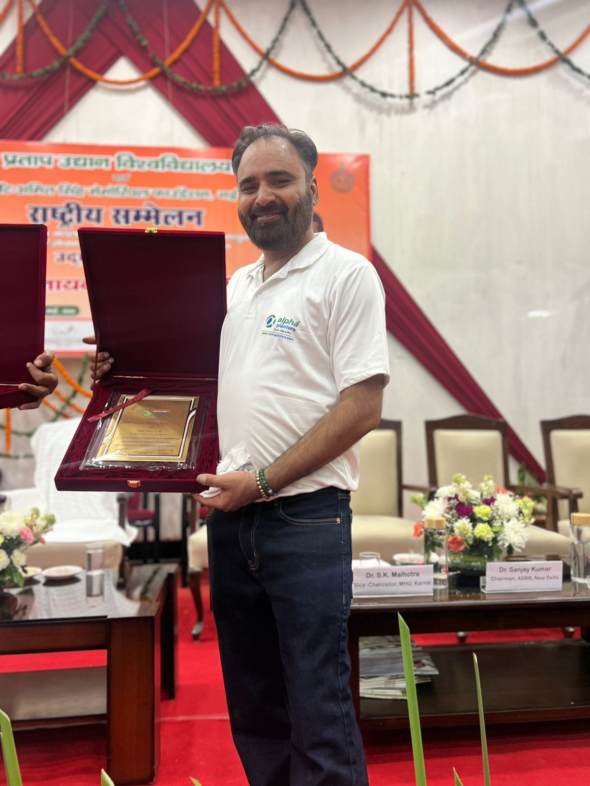 कुलदीप आर्य की सम्मानित करते मुख्यमंत्री कुलदीप आर्य की सम्मानित करते मुख्यमंत्री