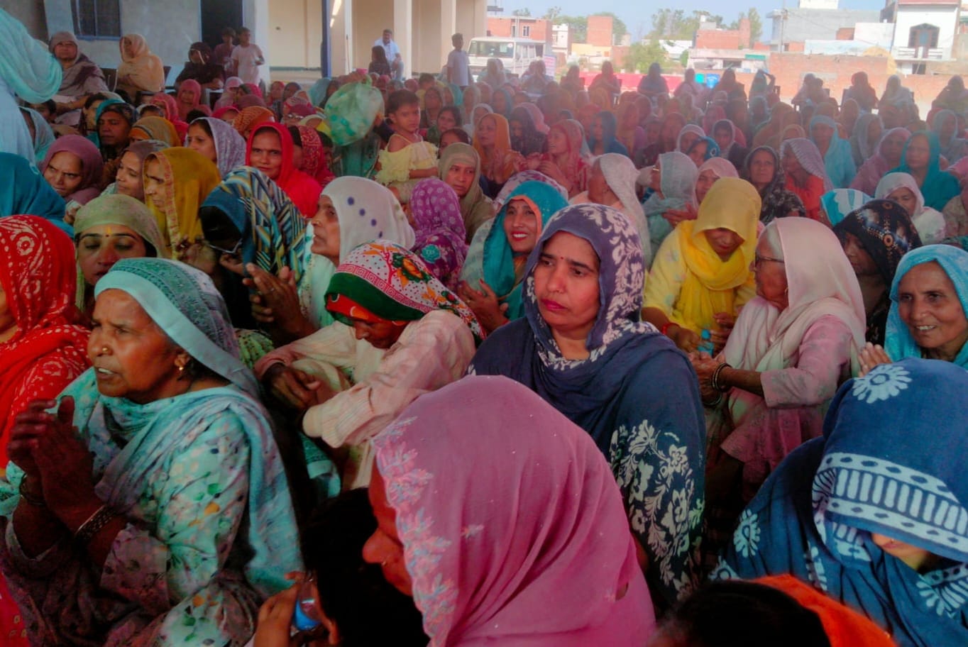 कार्यक्रम में भाग लेते हुए महिलाएं व अन्य। कार्यक्रम में भाग लेते हुए महिलाएं व अन्य।