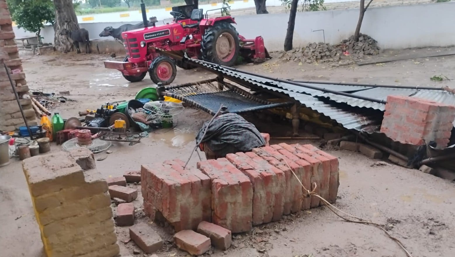 लक्ष्मणपुर ब्लॉक के पडवासी में तेज हवा व बारिश के दौरान उड़ा शेड। संवाद