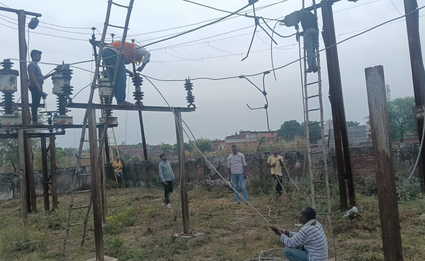 लक्ष्मणपुर ब्लॉक के पडवासी में तेज हवा व बारिश के दौरान उड़ा शेड। संवाद