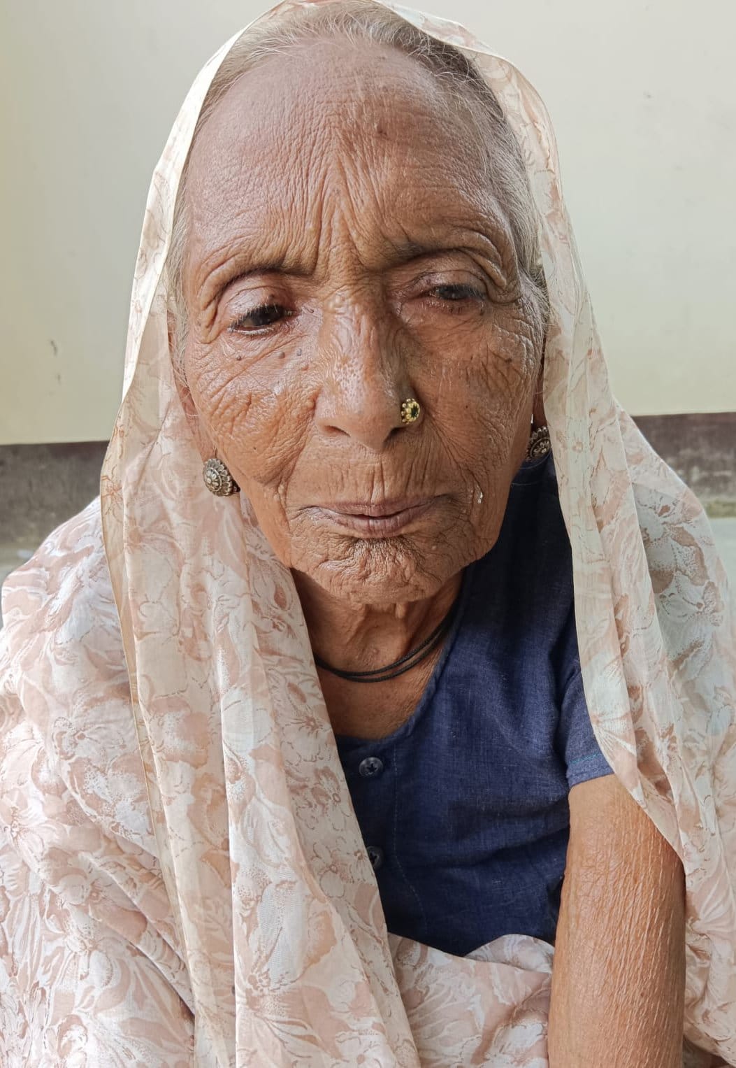 महेशगंज के फतूहाबाद में महिला की मौत के बाद जुटी भीड़। सोशल मीडिया
