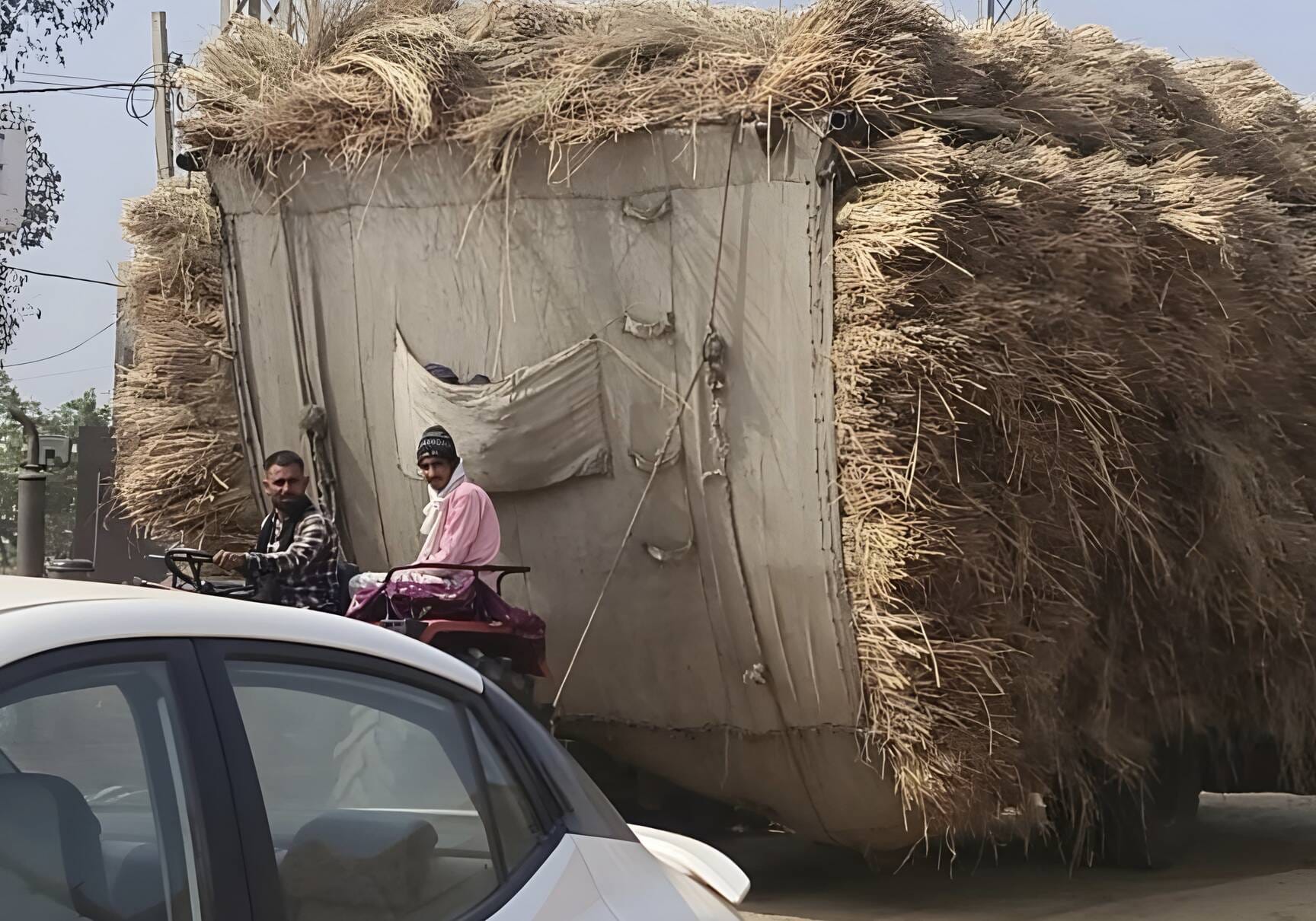 मुख्य मार्ग पर ओवरलोड तूड़ी से भरी ट्राली, जिससे यातायात बाधित होता हुआ। मुख्य मार्ग पर ओवरलोड तूड़ी से भरी ट्राली, जिससे यातायात बाधित होता हुआ।