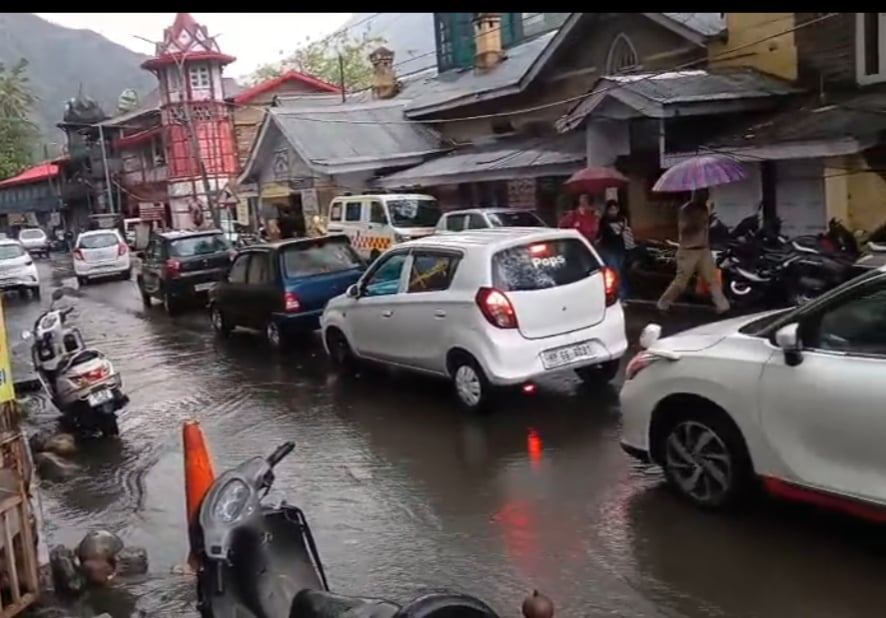 नोग वैली के डंसा में तेज बारिश के साथ हुई ओलावृष्टि। संवाद। नोग वैली के डंसा में तेज बारिश के साथ हुई ओलावृष्टि। संवाद।