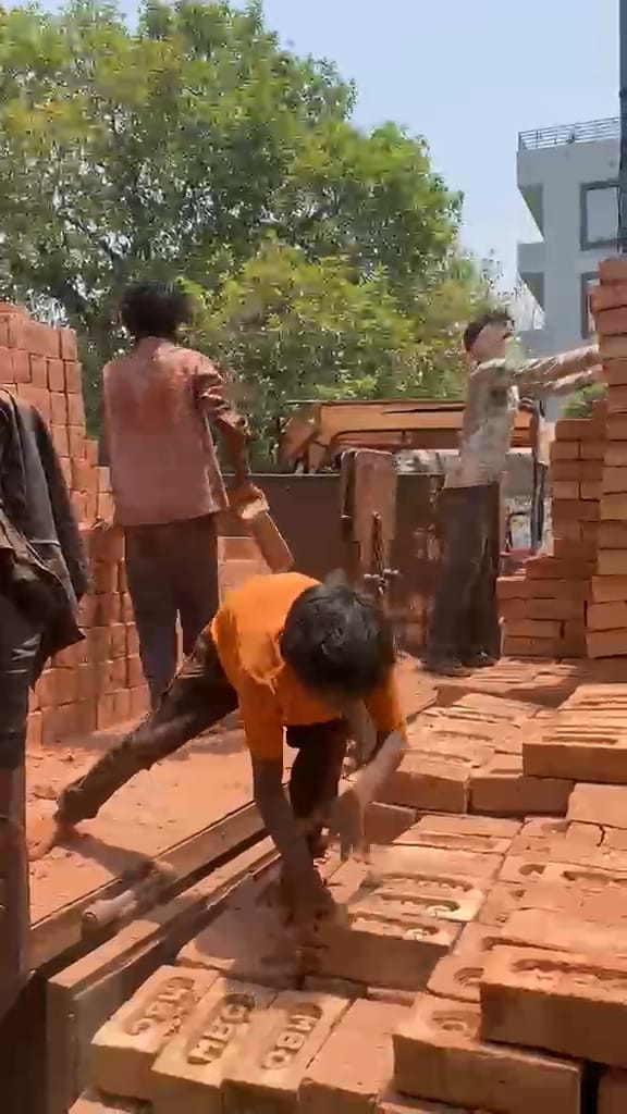 नागरिक अस्पताल में पहुंचकर जांच करती बाल कल्याण समिति की टीम। संवाद