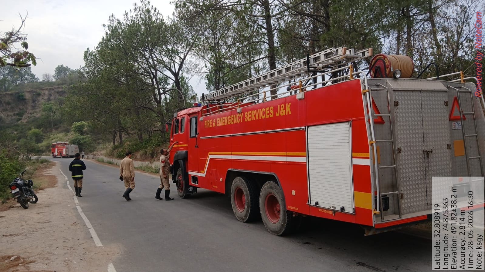 नगरोटा वन क्षेत्र में आग की सूचना पर मौके पर पहुंचे वन विभाग व दमकल कर्मी। श्रोत विभाग नगरोटा वन क्षेत्र में आग की सूचना पर मौके पर पहुंचे वन विभाग व दमकल कर्मी। श्रोत विभाग
