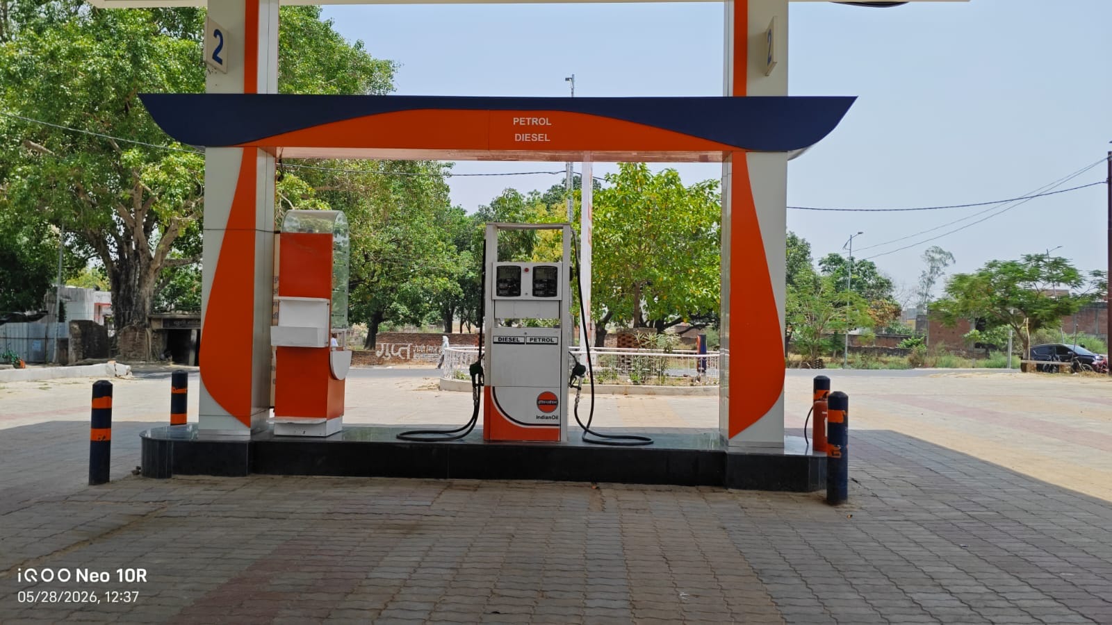 ओसा रोड़ स्थित पेट्रोल पंप में पेट्रोल भरवाते बाइक सवार। संवाद ओसा रोड़ स्थित पेट्रोल पंप में पेट्रोल भरवाते बाइक सवार। संवाद
