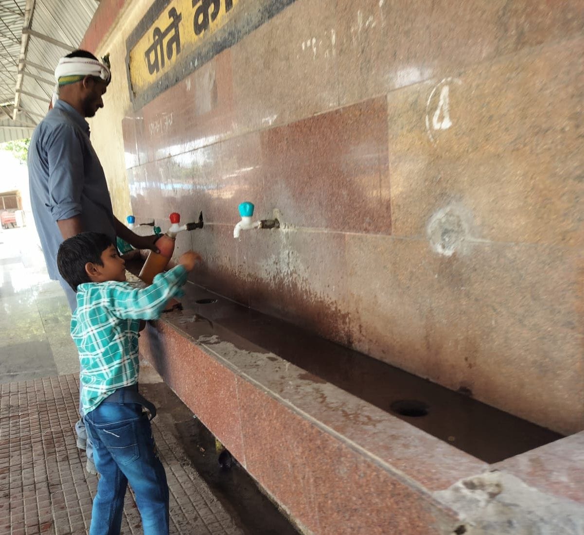 प्लेटफार्म पर बंद पड़ी घड़ी और पंखे। संवाद प्लेटफार्म पर बंद पड़ी घड़ी और पंखे। संवाद