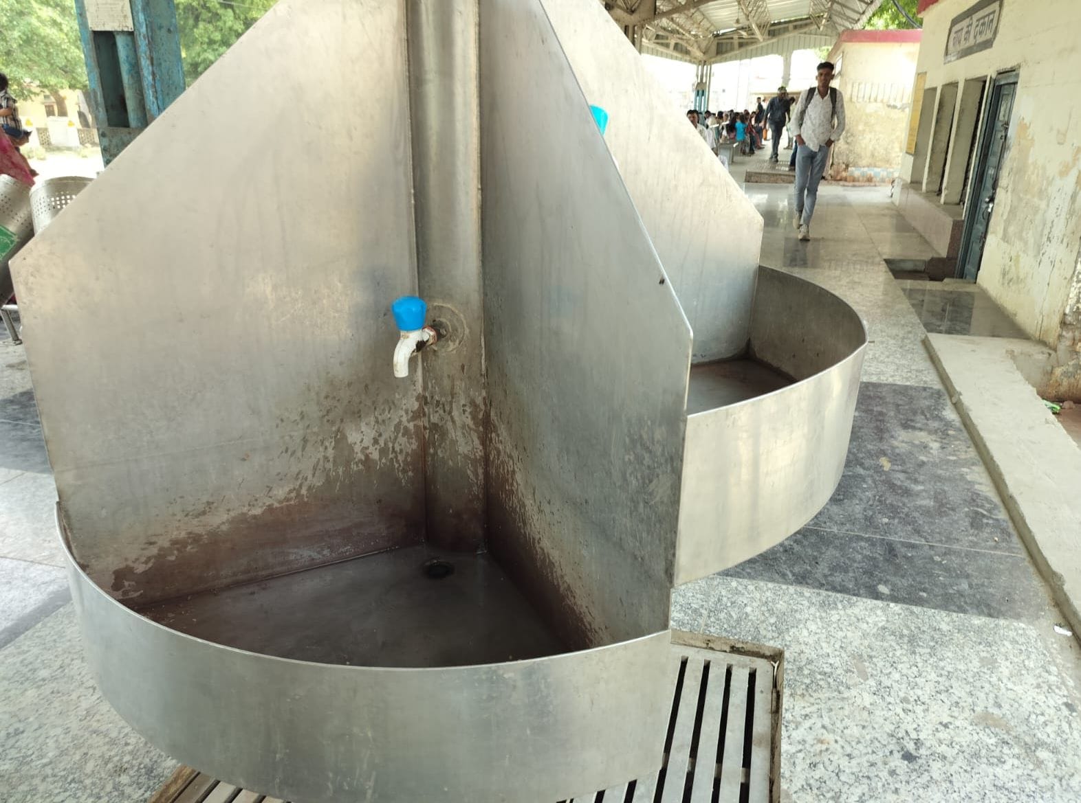 प्लेटफार्म पर बंद पड़ी घड़ी और पंखे। संवाद प्लेटफार्म पर बंद पड़ी घड़ी और पंखे। संवाद