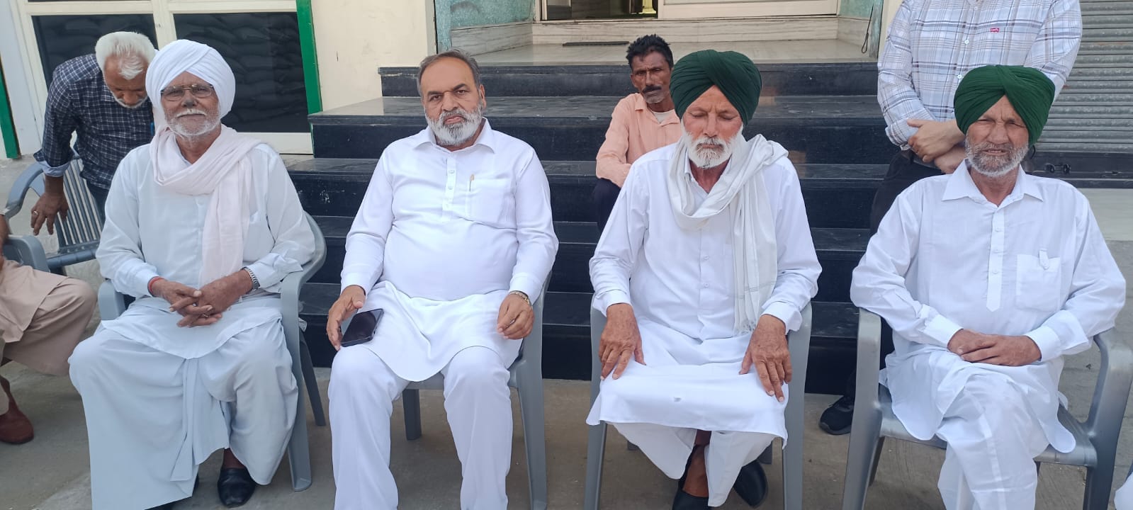 पत्रकारों से बातचीत करते जननायक जनता पार्टी के प्रदेश प्रधान महासचिव प्रो. रणधीर सिंह।