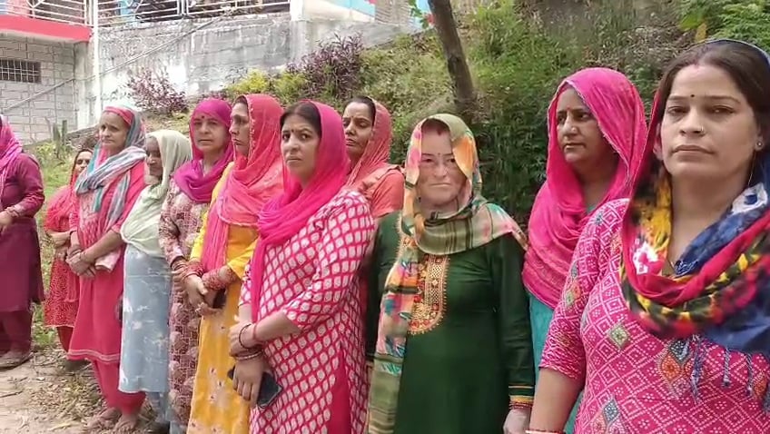 री पंचायत के कंगरी मतदान केंद्र के बाहर चुनाव का बहिष्कार करने जुटी महिलाएं। जागरूक पाठक। री पंचायत के कंगरी मतदान केंद्र के बाहर चुनाव का बहिष्कार करने जुटी महिलाएं। जागरूक पाठक।