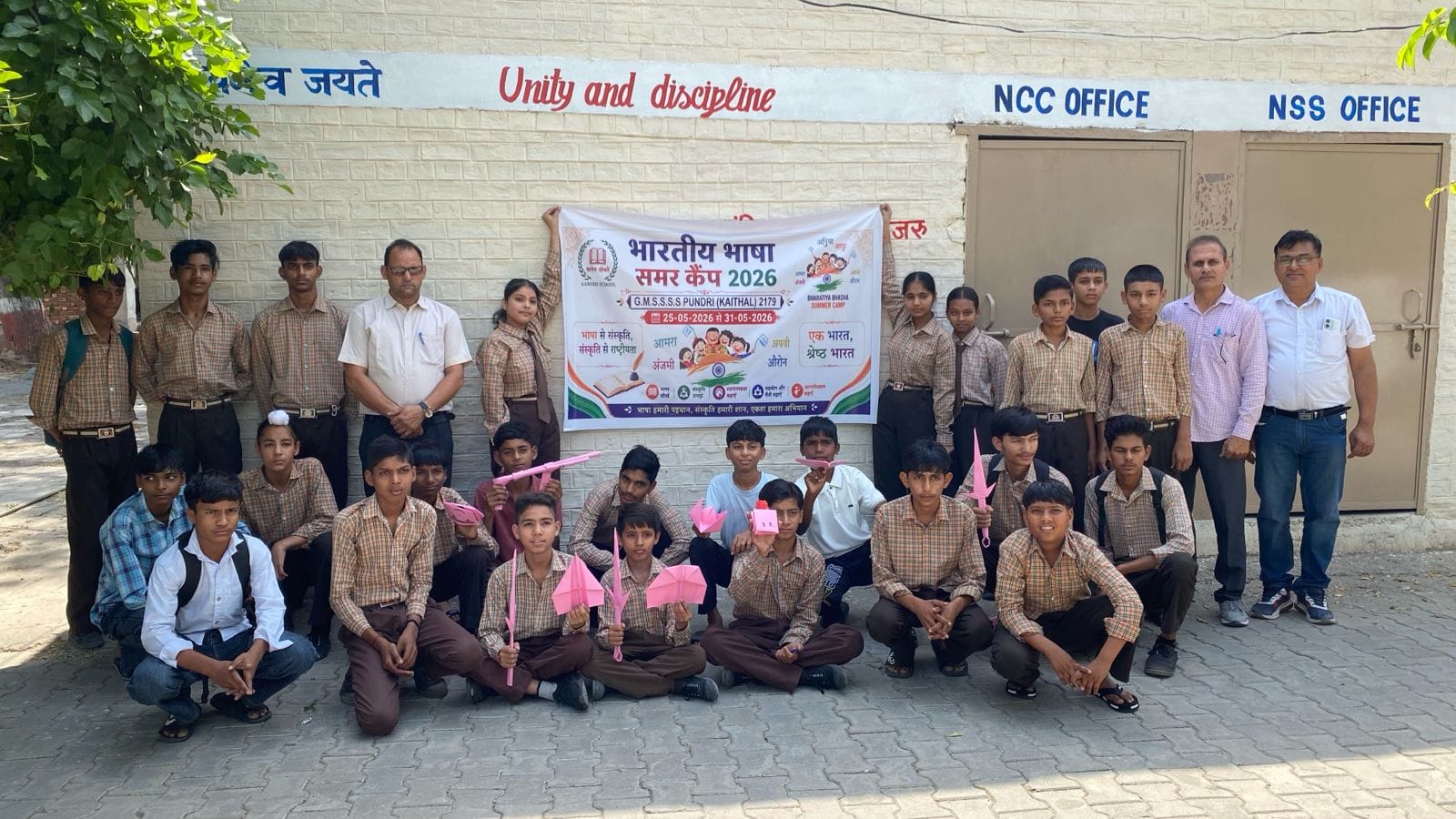 राजकीय आदर्श स्कूल में समर कैंप के दौरान मौजूद विद्यार्थी व शिक्षक। संवाद राजकीय आदर्श स्कूल में समर कैंप के दौरान मौजूद विद्यार्थी व शिक्षक। संवाद