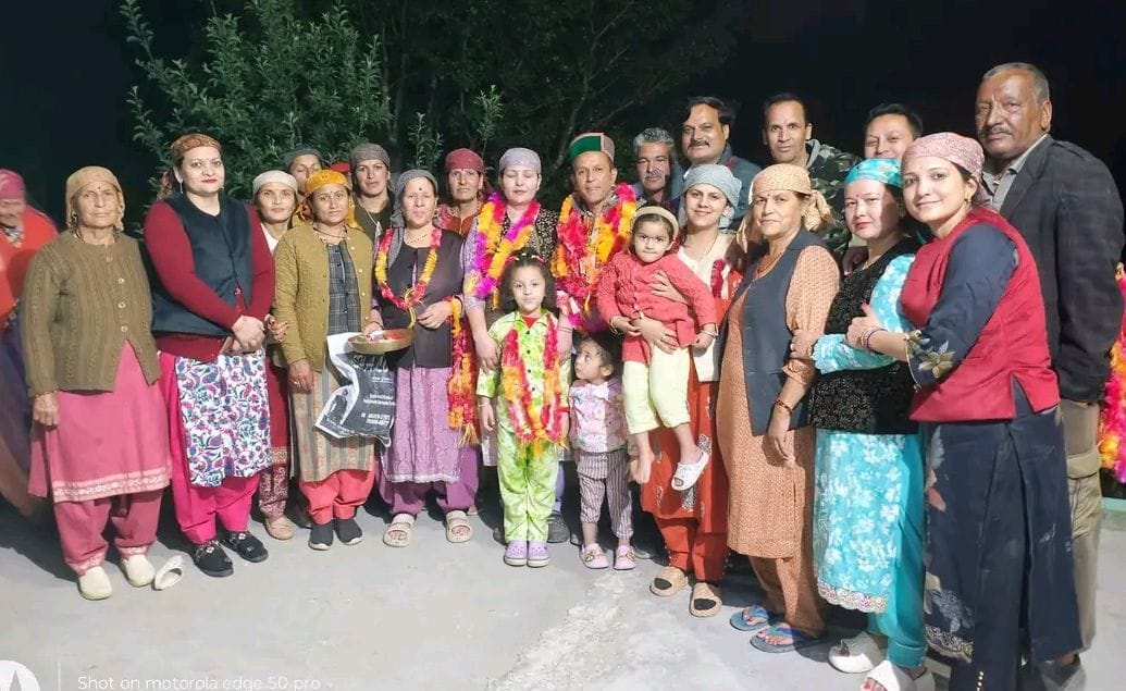 रामपुर की बाहली पंचायत में नव निर्वाचित प्रधान और उप प्रधान समर्थकों के साथ। संवाद रामपुर की बाहली पंचायत में नव निर्वाचित प्रधान और उप प्रधान समर्थकों के साथ। संवाद