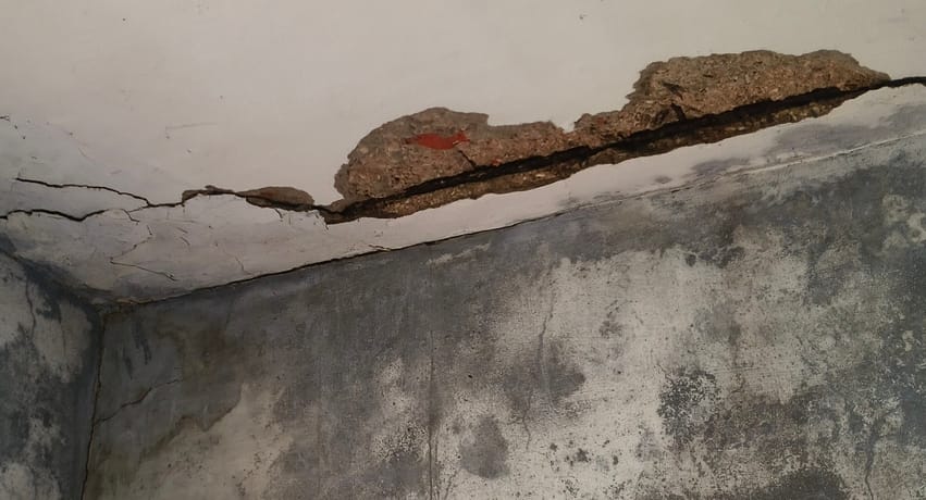 सेक्टर 19 में टूटी सड़क।