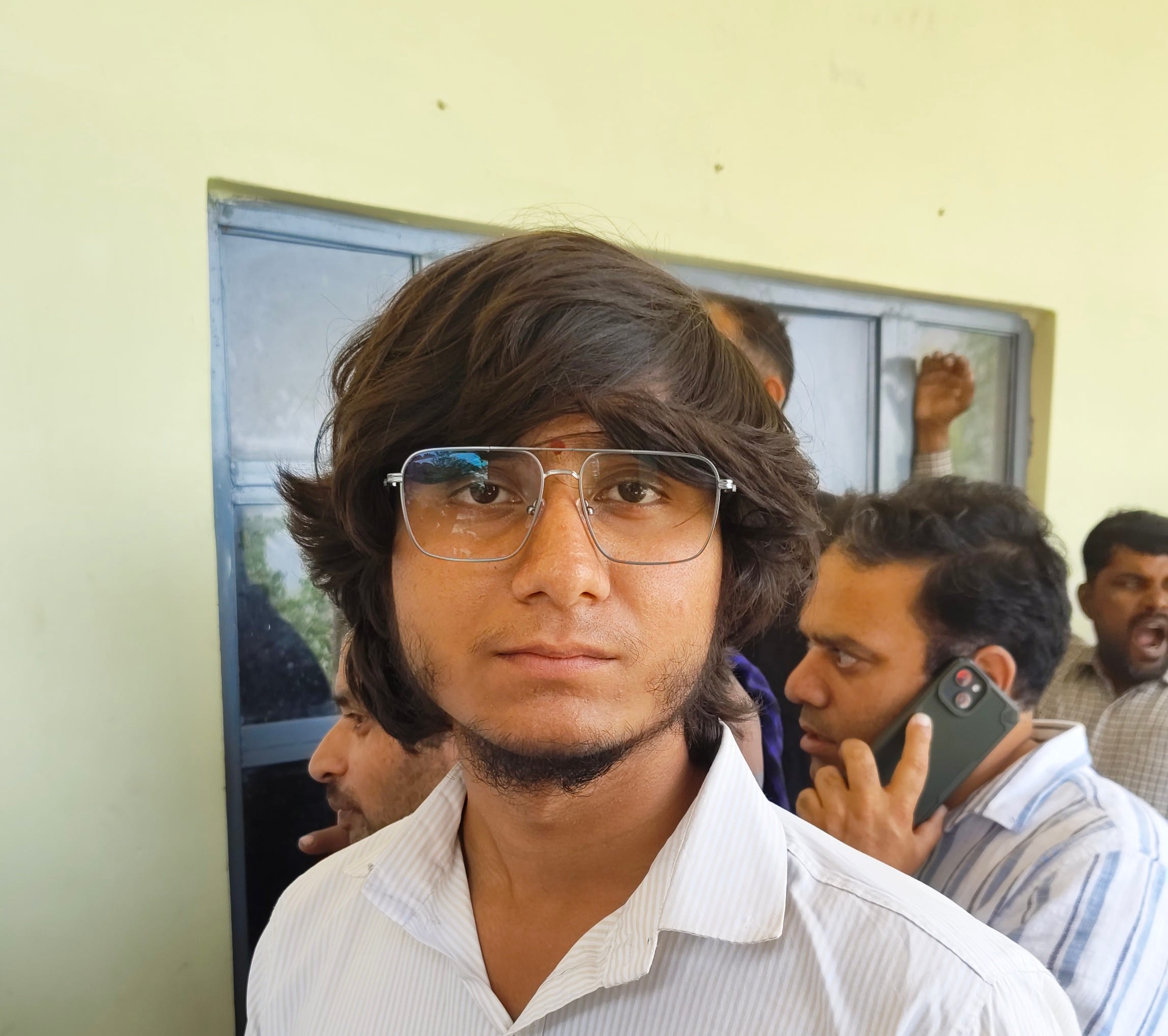 सोलन ब्लॉक की सलोगड़ा पंचायत के बाहर वोट डालने का इंतजार करती महिलाएं। संवाद सोलन ब्लॉक की सलोगड़ा पंचायत के बाहर वोट डालने का इंतजार करती महिलाएं। संवाद