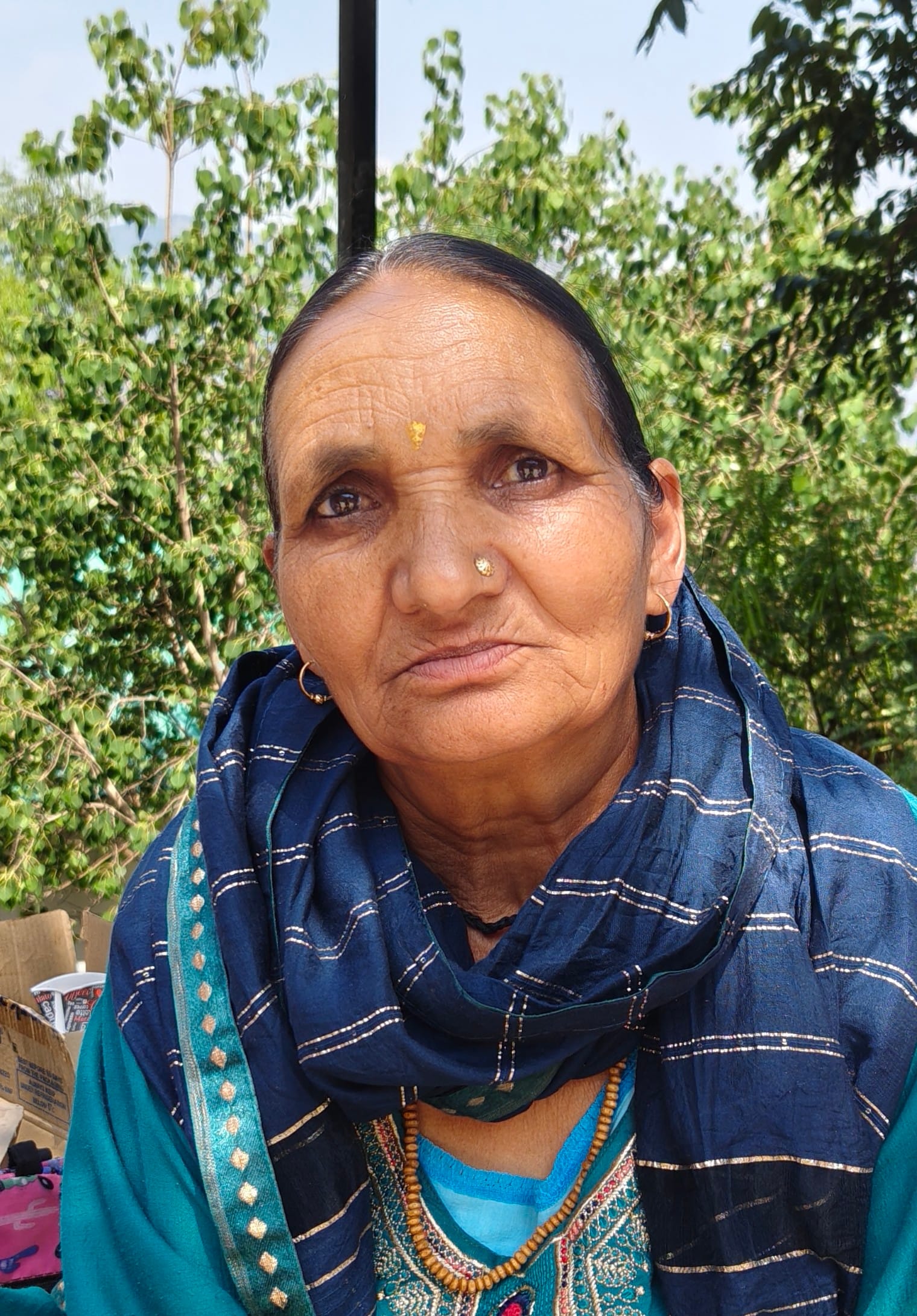 सोलन ब्लॉक की सलोगड़ा पंचायत के बाहर वोट डालने का इंतजार करती महिलाएं। संवाद सोलन ब्लॉक की सलोगड़ा पंचायत के बाहर वोट डालने का इंतजार करती महिलाएं। संवाद