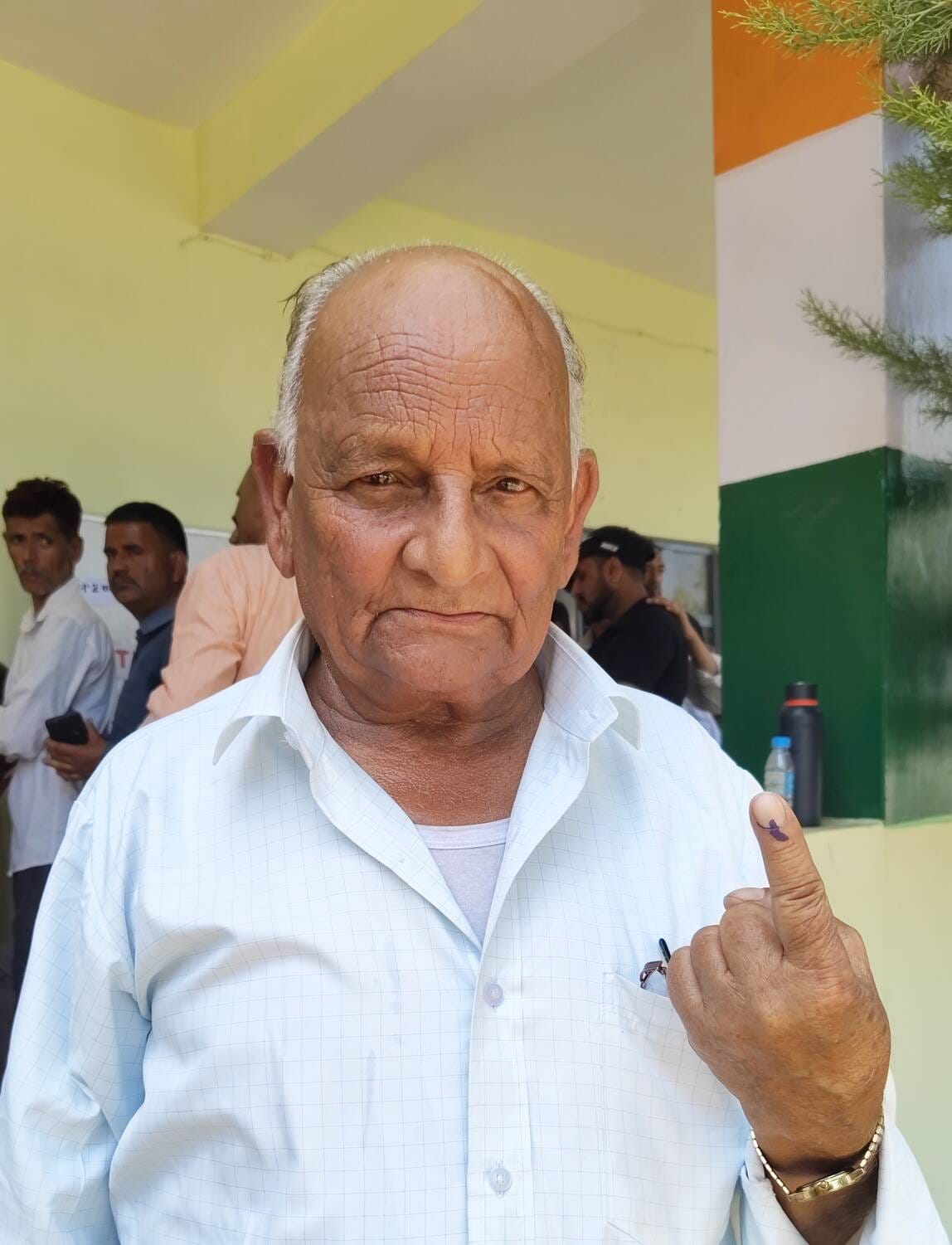 सोलन ब्लॉक की सलोगड़ा पंचायत के बाहर वोट डालने का इंतजार करती महिलाएं। संवाद सोलन ब्लॉक की सलोगड़ा पंचायत के बाहर वोट डालने का इंतजार करती महिलाएं। संवाद