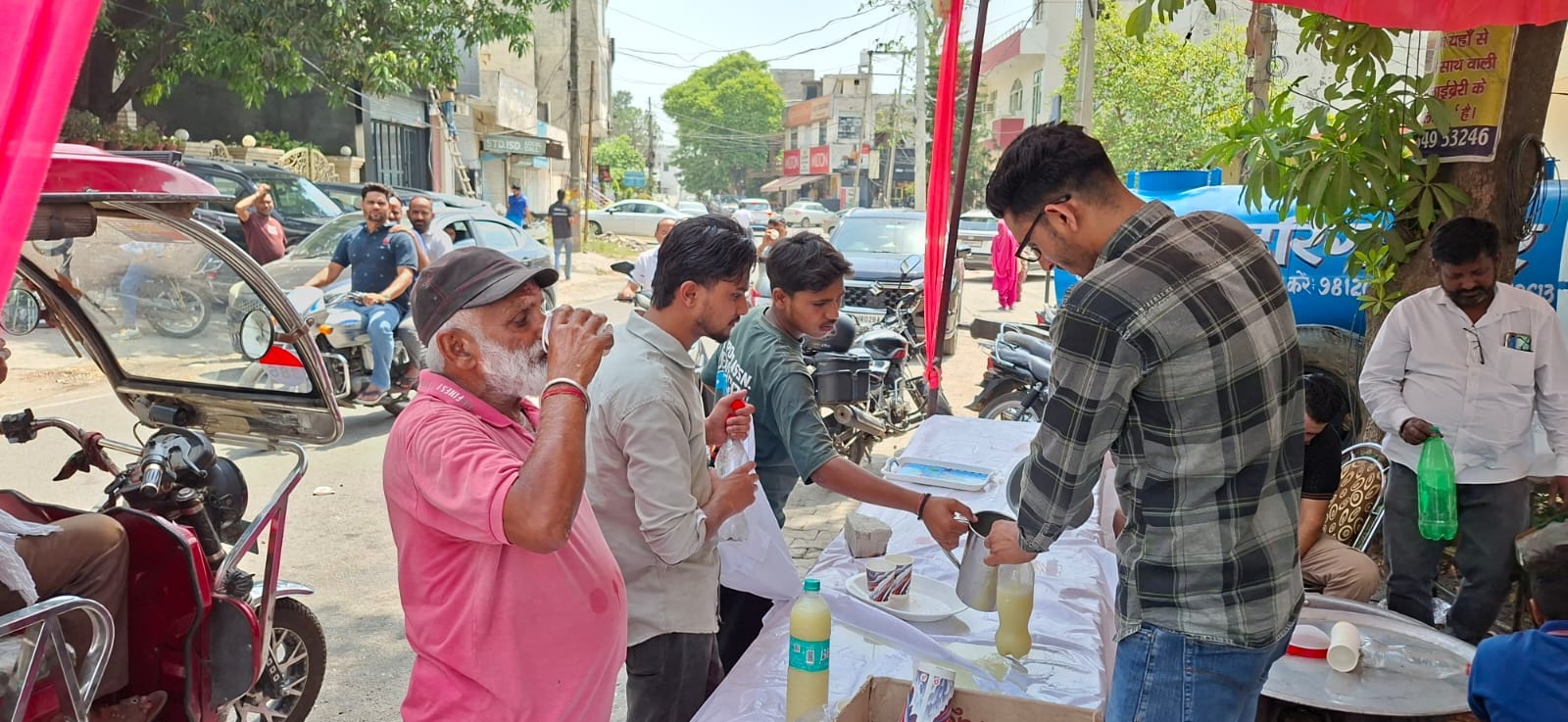 सिर पर कपड़ा रखकर मॉडल टाउन से गुजरता युवक। संवाद
