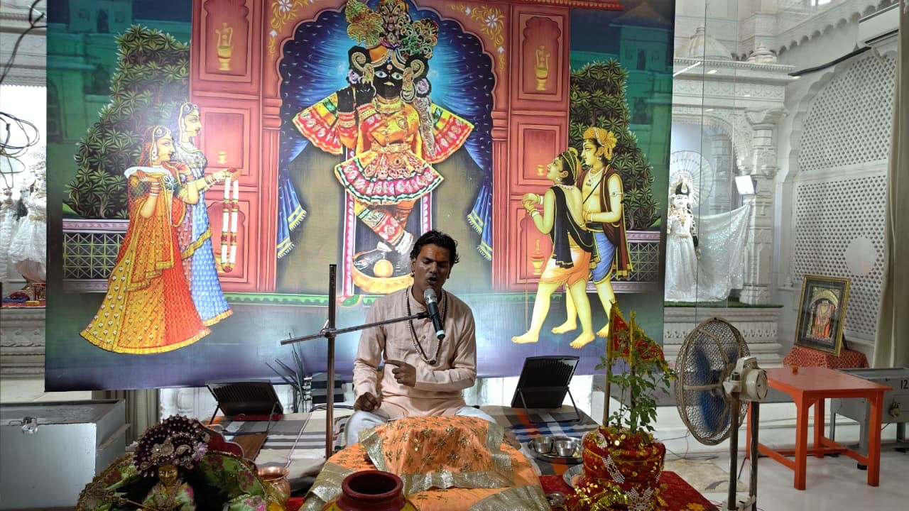 श्री सनातन धर्म मंदिर सभा में भजन-कीर्तन करती महिलाएं। स्रोत : सभा