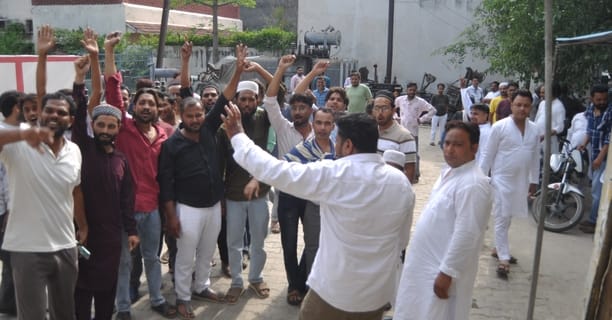 दिल्ली रोड स्थित बिजलीघर में प्रदर्शन के दौरान कर्मचारियों की टेबल पर कब्जा कर बैठी रफीक नगर की दिल्ली रोड स्थित बिजलीघर में प्रदर्शन के दौरान कर्मचारियों की टेबल पर कब्जा कर बैठी रफीक नगर की