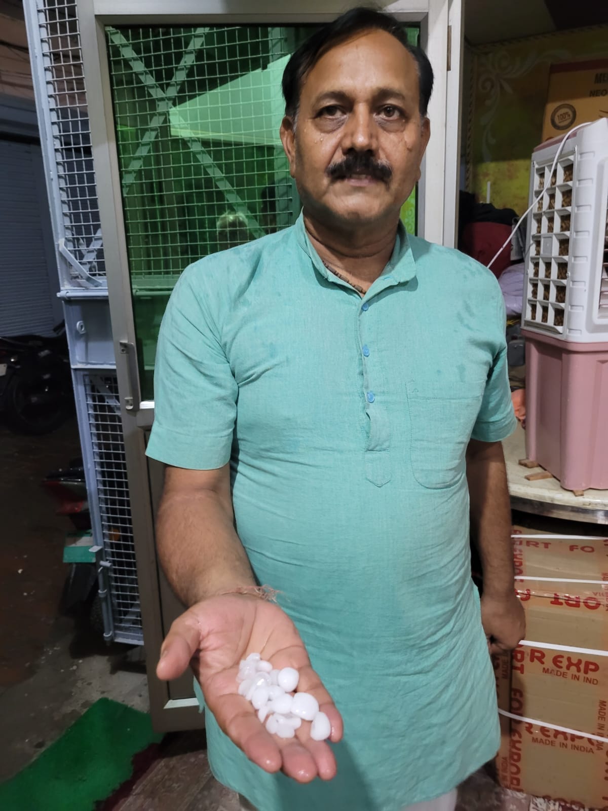 देर रात ओले के साथ हुई बारिश। संवाद