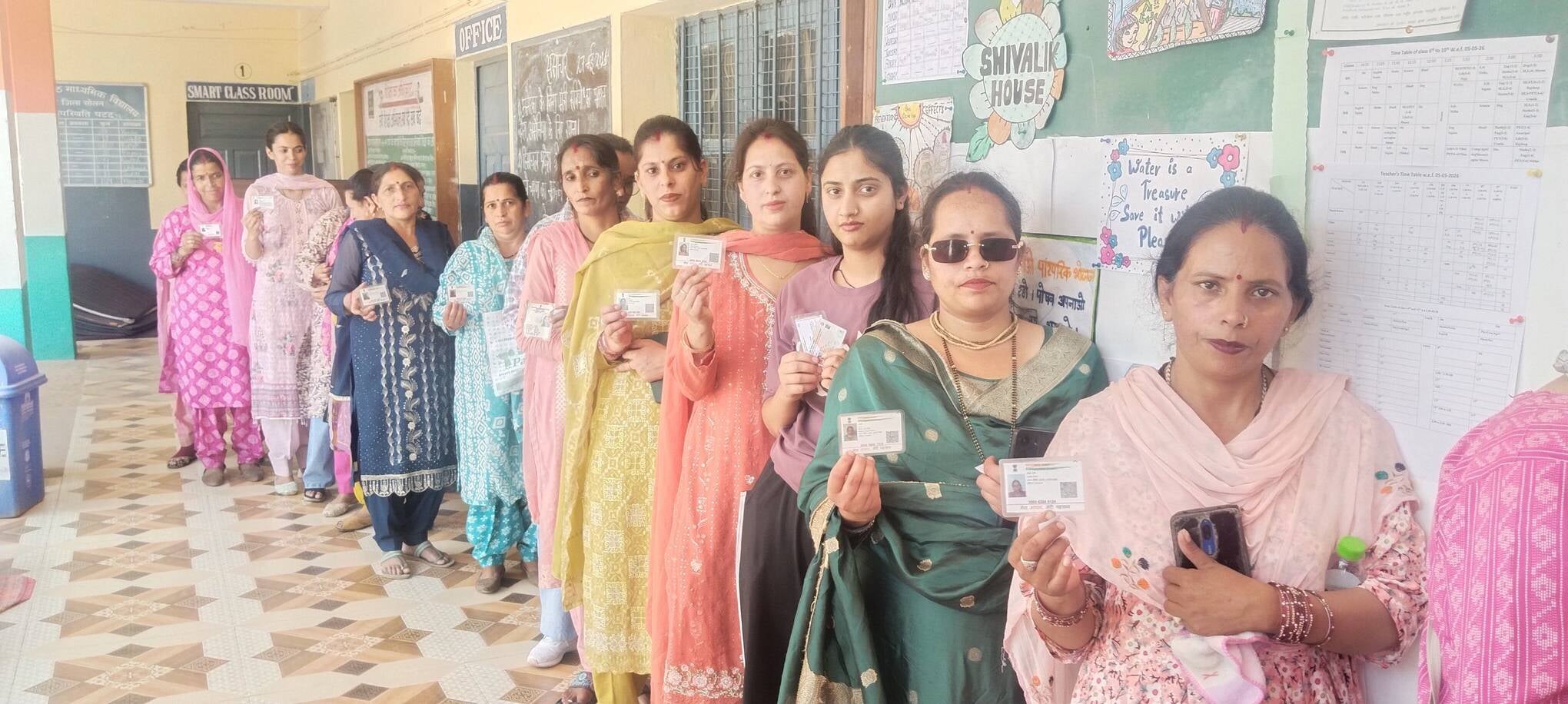 धर्मपुर ब्लॉक की हुड़ंग पंचायत में पहली बार वोट देने पहुंची युवा। संवाद