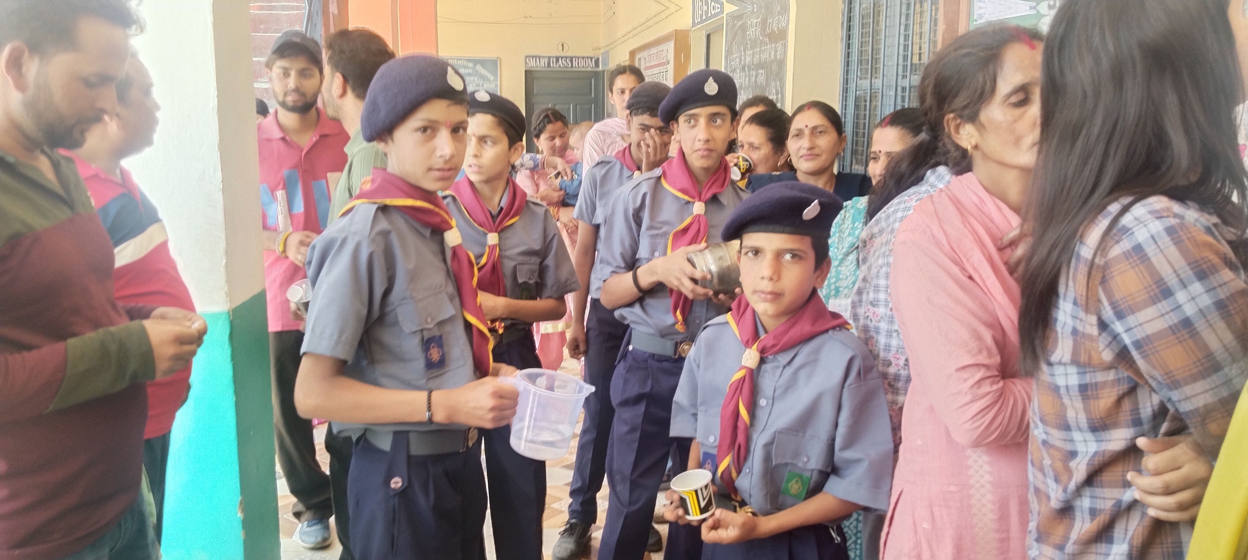 धर्मपुर ब्लॉक की हुड़ंग पंचायत में पहली बार वोट देने पहुंची युवा। संवाद