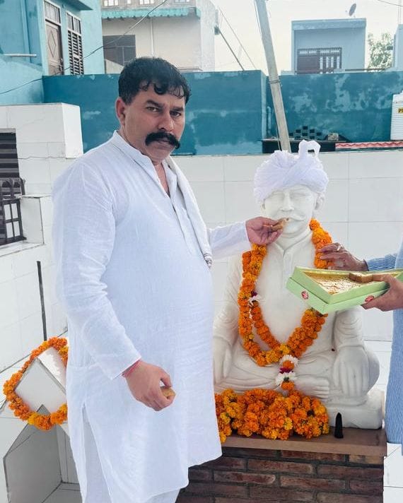12-गांव सुनारिया में बैठे ग्रामीण। संंवाद 12-गांव सुनारिया में बैठे ग्रामीण। संंवाद