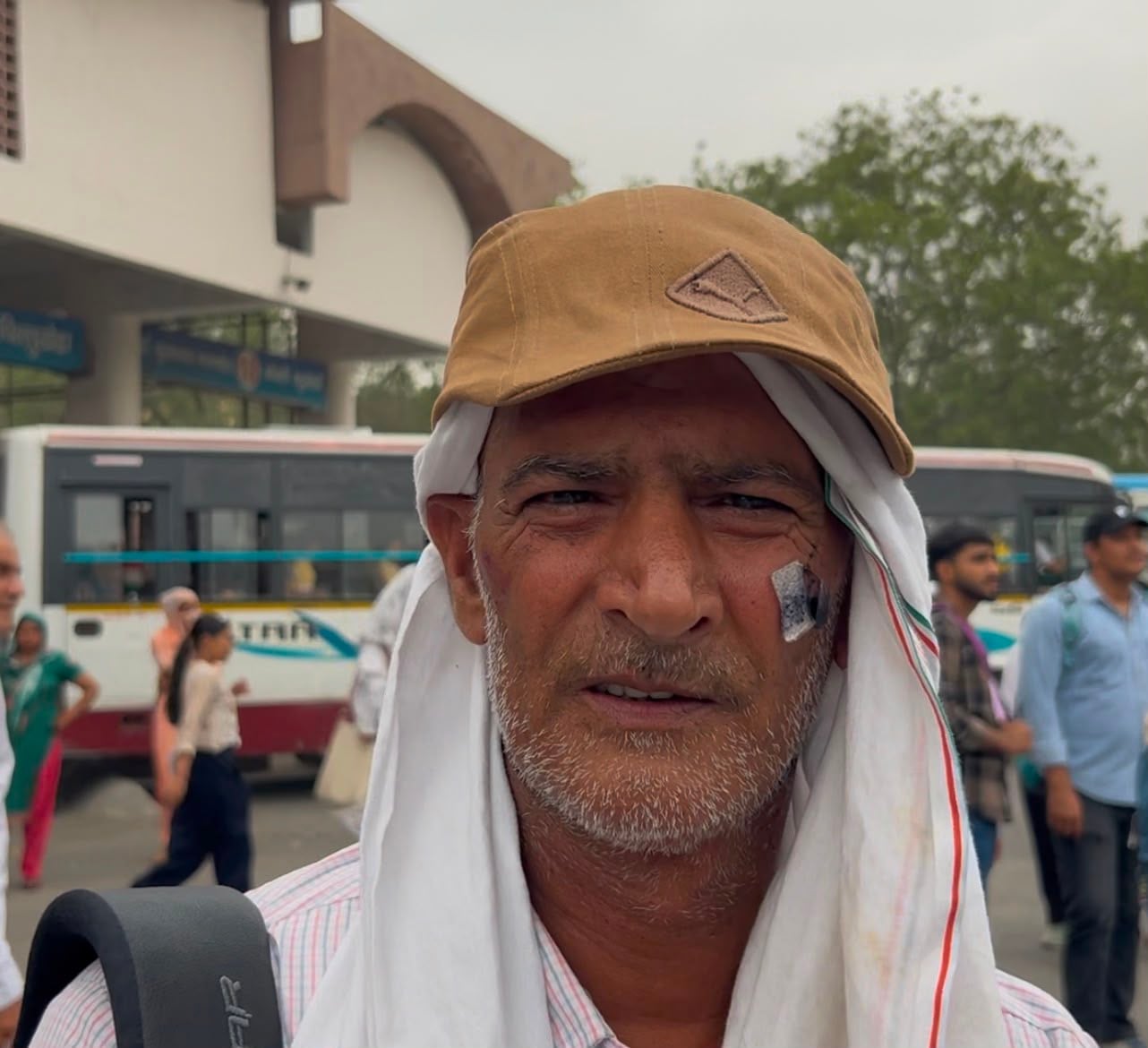 12-रोहतक बस स्टैंड पर सोनीपत व जींद मार्ग की बस न होने से परेशान यात्री। संवाद